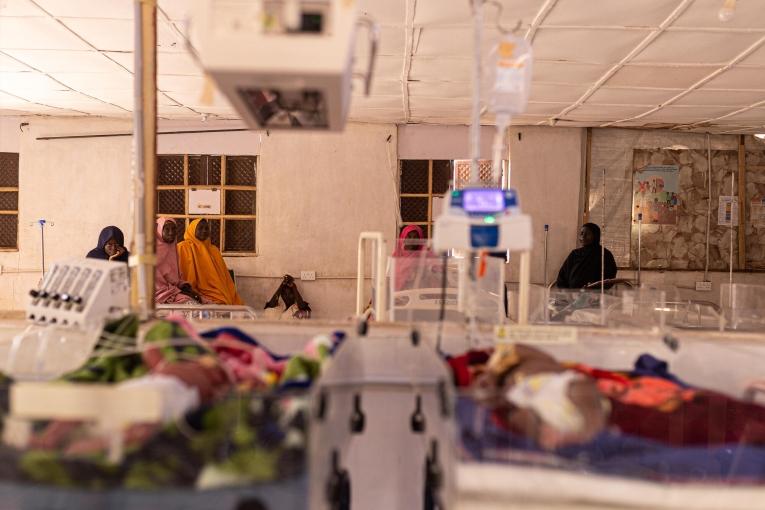 &nbsp;

Des mères et des soignantes veillent sur les nouveau-nés dans l'unité de soins intensifs néonatals de l'hôpital général de Shinkafi, dans l'État de Zamfara, au Nigeria.
 © Nnoli Amarachi