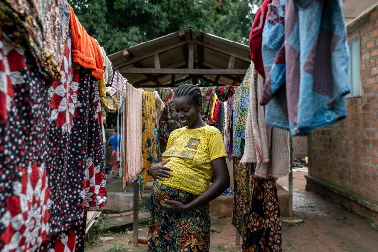 Alida Fiossona attend patiemment le jour de son accouchement et bénéficie toujours de soutien de MSF à la maison Bignola. Elle a été référée en urgence à l’hôpital de Batangafo, où elle a reçu 9 poches de sang.&nbsp;
 © Arlette Bashizi