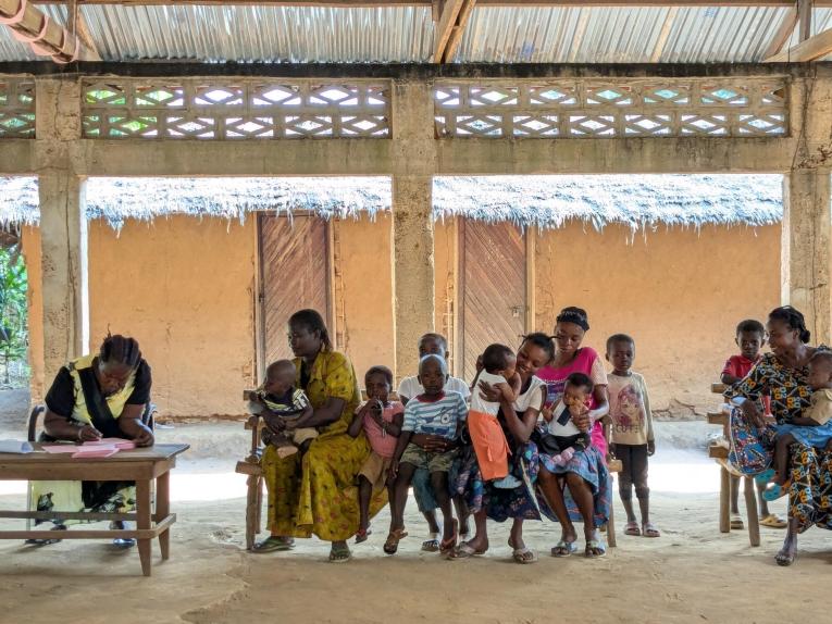 File d'attente au centre de vaccination de Balawo, zone sanitaire de Budjala, province du Sud-Ubangui, nord de la République démocratique du Congo, décembre 2025
 © Ikram Mekidiche/MSF
