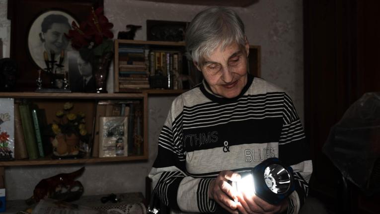 Inna&nbsp;Litvinova, 80 ans, lors d'une visite à domicile à Kiev.
 © MSF