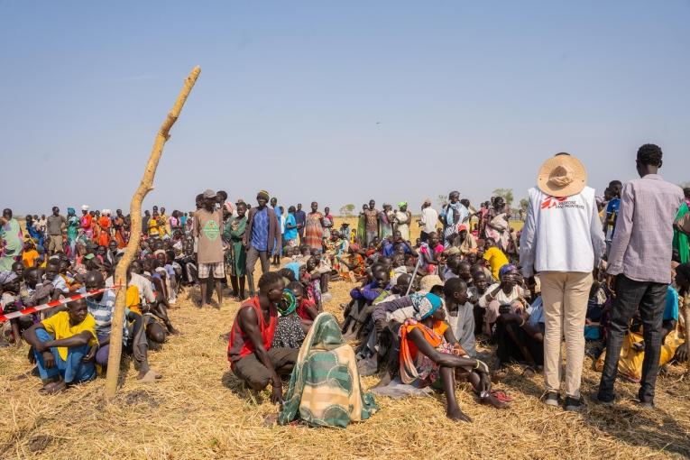 De nombreuses personnes déplacées font la queue pour recevoir des articles de première nécessité non alimentaires distribués par les équipes de MSF à Chuil, dans l'État de Jonglei, au Soudan du Sud
 © Isaac Buay/MSF