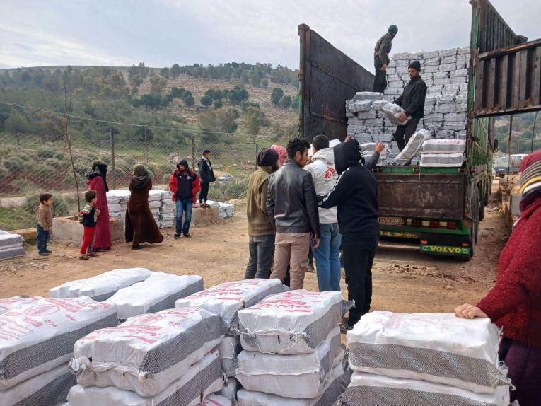 &nbsp;Les équipes de terrain de MSF se mobilisent pour fournir du matériel de chauffage à plus de 1 000 familles vivant dans des conditions difficiles dans les camps de déplacés de la région du nord-ouest de la Syrie. Nord-ouest de la Syrie, janvier 2025.
 © Abdulrahman  Sadeq/MSF