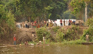 Depuis des mois des dizaines de milliers de réfugiés vivent en petits groupes dispersés le long de la rivière sur 500 kilomètres à quelques kilomètres en face de leur village d'origine.