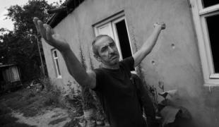 Du 7 au 12 août 2008 les Russes lancent une offensive sur la Géorgie en réponse à l'attaque de l'armée géorgienne sur le territoire d'Ossétie du Sud. Ci dessus : un homme d'un village des environs de Gori peu après une attaque russe (11 août 2008