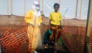 Rose est la première patiente guérie et autorisée à quitter la clinique de Guéckédou.