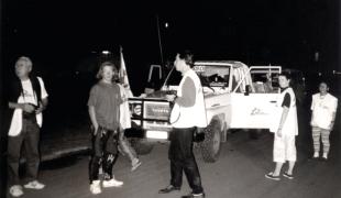 Départ du convoi à l’aube depuis Bujumbura Burundi. Dr Jean Hervé Bradol (responsable des programmes Rwanda et coordinateur de l’ouverture de la mission d’urgence) au centre.