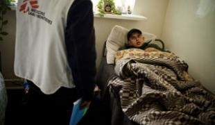 Un détenu atteint de tuberculose prend son traitement quotidien  novembre 2009