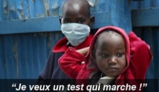 Charity Achieng quatre ans a été amenée par sa mère à la clinique MSF de traitement du VIH et de la tuberculose la Blue House dans le bidonville de Mathare à Nairobi Kenya.