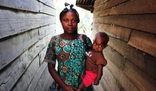 « Mon mari mes enfants et moi même avons fui. Mon mari a séjourné dans un village le long du chemin mais je ne me sentais pas en sécurité et je voulais continuer. Je tremblais. J'avais trop peur. »