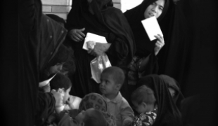 Des patients attendent à l'entrée d'un centre de santé MSF à Zahedan