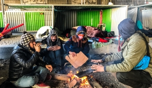 Des migrants dans un campement de fortune à La Chapelle, en 2017.