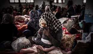 Femmes et enfants détenus dans le centre de détention de Sorman réservé aux femmes, à environ 60 km à l'ouest de Tripoli, en Libye. 