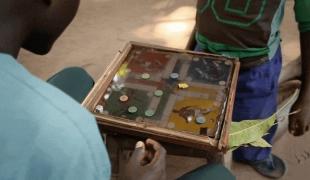 Des patients du programme MSF de Yambio jouent ensemble. 2019. Soudan du Sud.