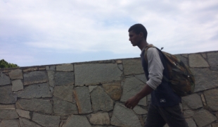 The French authorities daily violate the law and the rights of refugees and migrants on the French-Italian border as in Menton, the first city in France after Ventimiglia on the Italian side. The reinstatement of border controls in 2015 has become the pretext for the trivialization of many illegal practices such as systematic refoulement of asylum seekers in Italy. Added to this are daily tensions and the fatal play of cat and mouse that the French authorities are engaged in and in which people on the move 