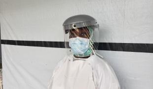 Cette infirmière MSF travaille pour le centre Covid-19 dans l’hôpital de Drouillard situé Cité Soleil à Port-au-Prince. Comme chaque soignant impliqué dans la lutte contre la Covid-19, elle porte une tenue de protection pour éviter de diffuser le virus au sein de cette structure de santé.