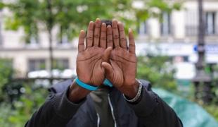 Un des jeunes présents sur le campement