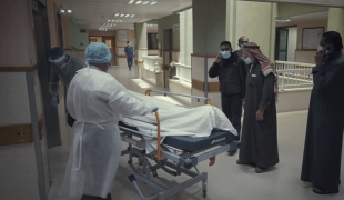 Un patient atteint de la Covid-19 est transféré dans un hôpital de Gaza. Extrait d'un reportage réalisé en avril 2021.