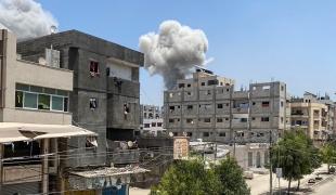 Photographie prise dans le camp de réfugiés de Nuseirat, lors des bombardements israéliens du samedi 8 juin 2024, Gaza, Palestine.