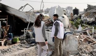 Des ingénieurs en eau et assainissement de MSF évaluent les conduites d'eau dans la ville de Beit Lahia, au nord de la bande de Gaza, en Palestine.