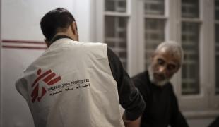Un médecin MSF en consultation avec un patient à Gaza. Décembre 2024.