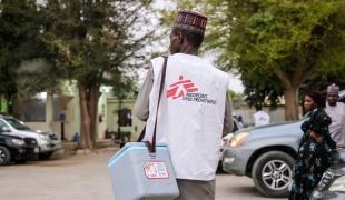 Un agent de vaccination de MSF porte une glacière contenant des vaccins, lors d'une campagne de vaccination contre la diphtérie à Maiduguri, État de Borno, février 2026.Un agent de vaccination de MSF porte une glacière contenant des vaccins, lors d'une campagne de vaccination contre la diphtérie à Maiduguri, État de Borno, février 2026.