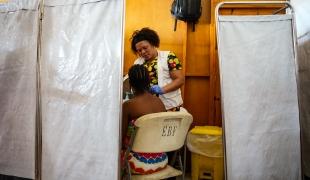 Une médecin soigne un patiente en Ukraine