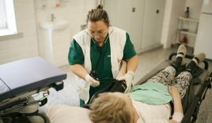 Un médecin s'occupe d'un patient en Ukraine 