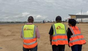 Un camion de MSF est en cours de chargement à l'aéroport de Bunia avec du matériel d'urgence acheminé depuis l'unité de soutien de MSF à Kampala (SUKA) destiné à la lutte contre Ebola.