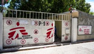 Haïti : MSF contrainte d’évacuer son hôpital de Cité Soleil et d’y suspendre temporairement ses activités  