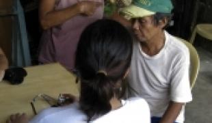 Le docteur Natasha Reyes Ticzon durant une consultation médicale