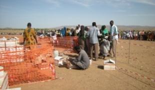 Distribution de complément nutritionnel pour les enfants du camp du Hassa Hissa Zalingei Darfour mai 2008