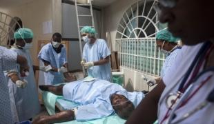 Les équipes MSF travaillent sans relâche pour répondre aux besoins médicaux des très nombreux blessés victimes du tremblement de terre qui a frappé Haïti le 12 janvier.
Le photographe Ron Haviv a visité l'hôpital MSF de La Trinité très endomm