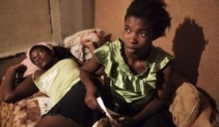 Johannesburg mars 2010  Deux réfugiées zimbabwéennes vivant dans un immeuble abandonné