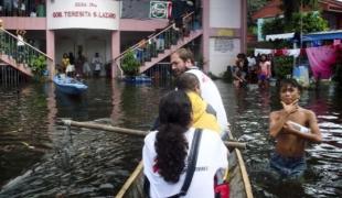 Un centre d'évacuation inondé à Santa Cruz à l'est du lac Laguna de Bay le 10 octobre. 20 jours plus tard cette commune a été particulièrement inondée par un nouveau typhon Mirinae. 80% de la ville était sous l'eau parfois jusqu'à hauteur d'épa
