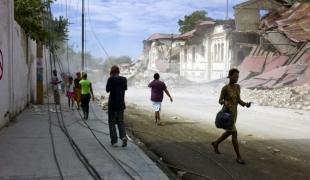 Port au Prince Haïti janvier 2010. La plupart des bâtiments de la ville de Port au Prince ont été détruits. Bien que le trafic routier se soit amélioré on déplore un manque de carburant et certaines routes restent bloquées. Il demeure difficile d