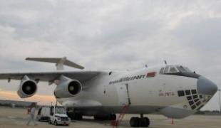 Un avion de MSF transportant 32 tonnes de matériel médical chirurgical et d'assainissement avant son décollage pour Osh  juin 2010