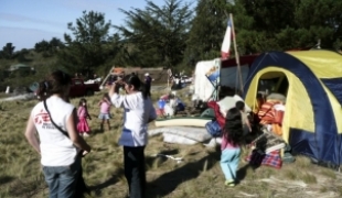 Dix jours après le tremblement de terre les équipes de MSF pallient les besoins les plus urgents : soutenir les structures de santé locales (qui prennent en charge un grand nombre de patients) rétablir les services de santé primaire répondre aux bes