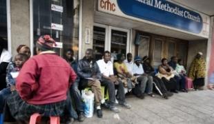Johannesbourg mars 2009. Des réfugiés zimbabwéens attendent devant la clinique MSF à côté de l'église méthodiste centrale.