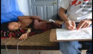 Dans son rapport intitulé "Making the Switch" (Effectuer la transition) MSF plaide pour l'introduction immédiate dans les pays africains du traitement à base d'artésunate pour les enfants atteints de paludisme sévère à la place de la quinine. Il pe