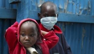 Enfants dans la clinique VIH/sida et tuberculose du bidonville de Mathare  Nairobi Kenya mars 2009.