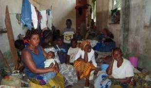 Depuis six semaines entre 60 000 et 75 000 personnes ont traversé la rivière Oubangui qui marque la frontière entre la RD Congo et la République du Congo