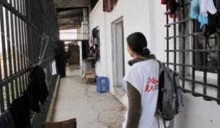 Un coordinateur MSF visite les cellules d'un poste de police à Tychero dans la région d'Evros  Décembre 2010