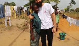 Adama rentre chez elle après avoir survécu au virus Ebola mais elle a perdu l'enfant qu'elle portait.