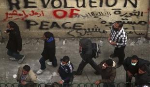 Au Caire de violents affrontements se déroulent autour de la place Tahrir où la situation reste tendue.