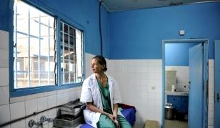 Anna lors de sa mission en Côte d'Ivoire en 2011.