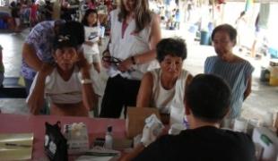 Consultations médicales dans le centre d'évacuation de Pagasa Angono Phillipines Novembre 2009