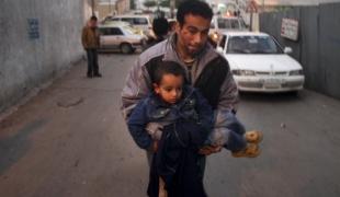 En 22 jours l'offensive militaire israélienne "Plomb durci"  lancée le 27 décembre 2008 sur la bande de Gaza  fait 1 300 morts (900 civils dont 300 enfants) et environ 5 300 blessés palestiniens. En raison du caractère jugé disproportionné de la ri