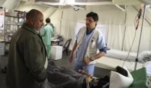 Bilal a 14 ans. Il a été sévèrement blessé lors d'un bombardement qui a touché sa maison le 6 janvier. Opéré une première fois dans l'urgence il a pu bénéficier d'une seconde opération menée par l'équipe chirurgicale de MSF.
Voir notre Doss