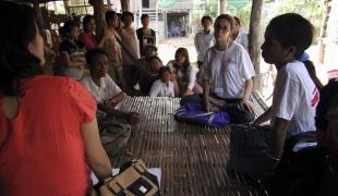 L'infirmière MSF rend régulièrement visite aux patients traités à domicile pour s'assurer qu'ils suivent bien leur traitement contre la tuberculose  Cambodge février 2011.