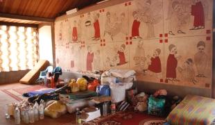 L'installation de fortune des déplacés au sein de l'église de Carnot : chaque dimanche ils rassemblent leurs affaires afin de laisser la place aux paroissiens venus célébrer la messe.